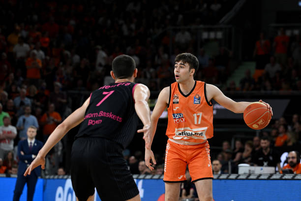 他不仅仅依 他不仅仅依